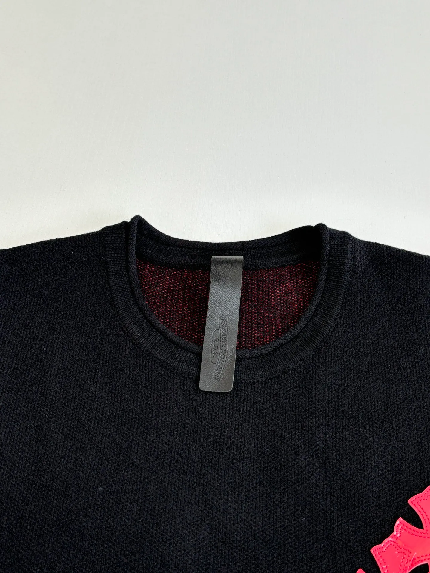 P570 Chrome Heart*/Chrome Heart 25 new Ch wool patent leather contrasting color knitted pullover sweater. The main body fabric is made of custom-woven and dyed cashmere blended yarn. 12-needle imported machine sesame base jacquard takes nearly 200 minutes. The chest cross leather is genuine patent leather sheepskin. The cross sheepskin is sewn by hand. The labor cost is extremely high. Size: S/M/L